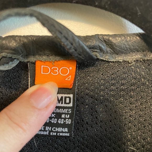 ICON-D30 Regulator Motorcycle Vest
Men’s-  S/M leather - Picture 6 of 6